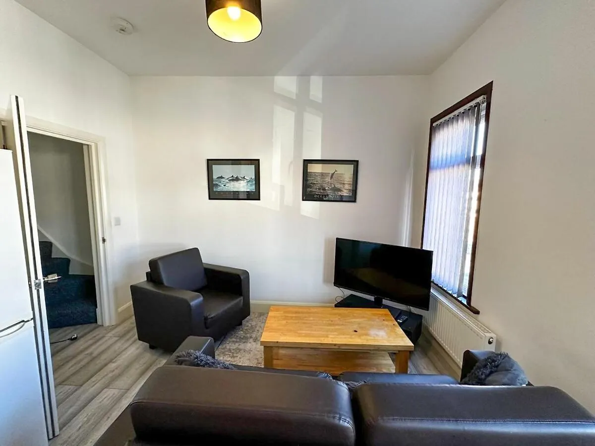 Stylish 3-Bedroom Apartment Southall
