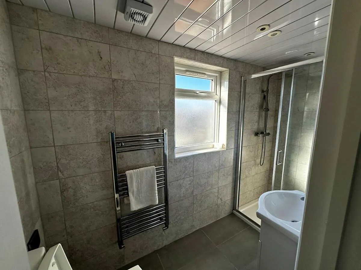 Stylish 3-Bedroom Apartment Southall