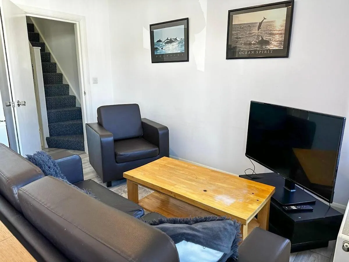 Stylish 3-Bedroom Apartment Southall