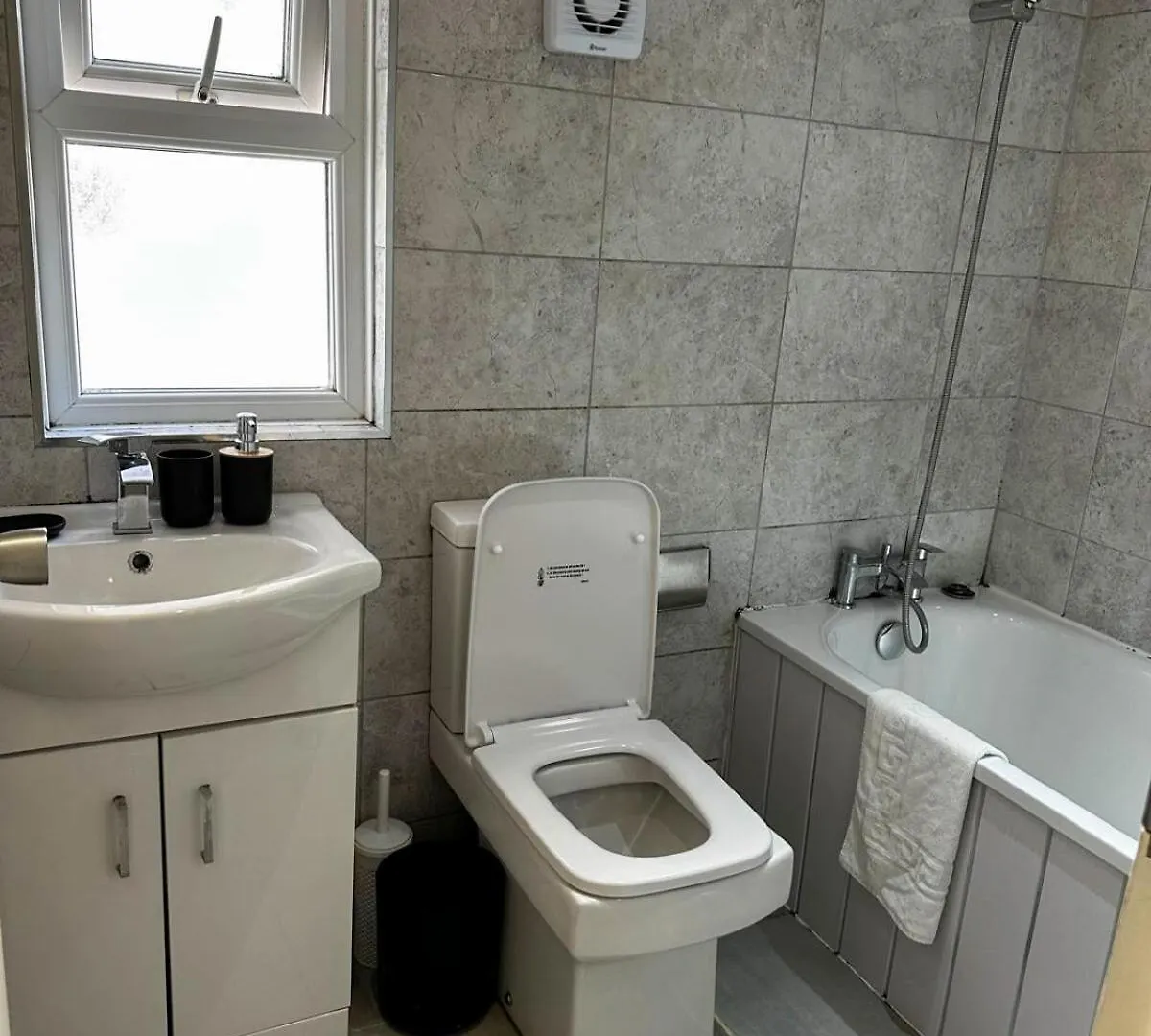 Stylish 3-Bedroom Apartment Southall