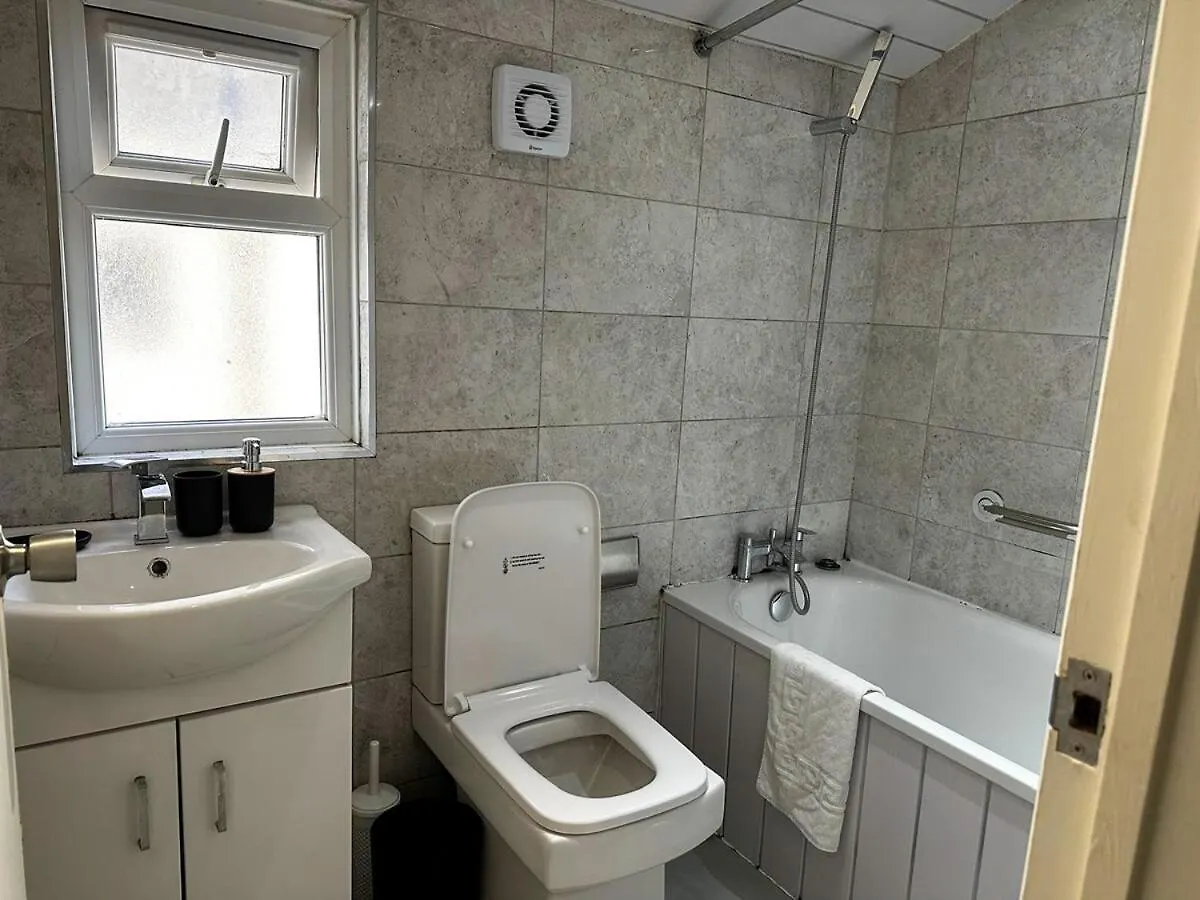 Stylish 3-Bedroom Apartment Southall