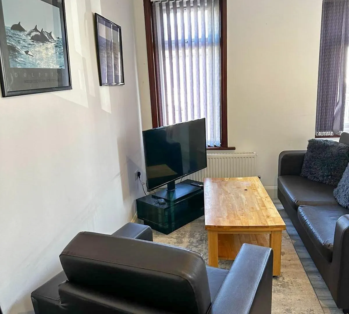 Stylish 3-Bedroom Apartment Southall 0*,