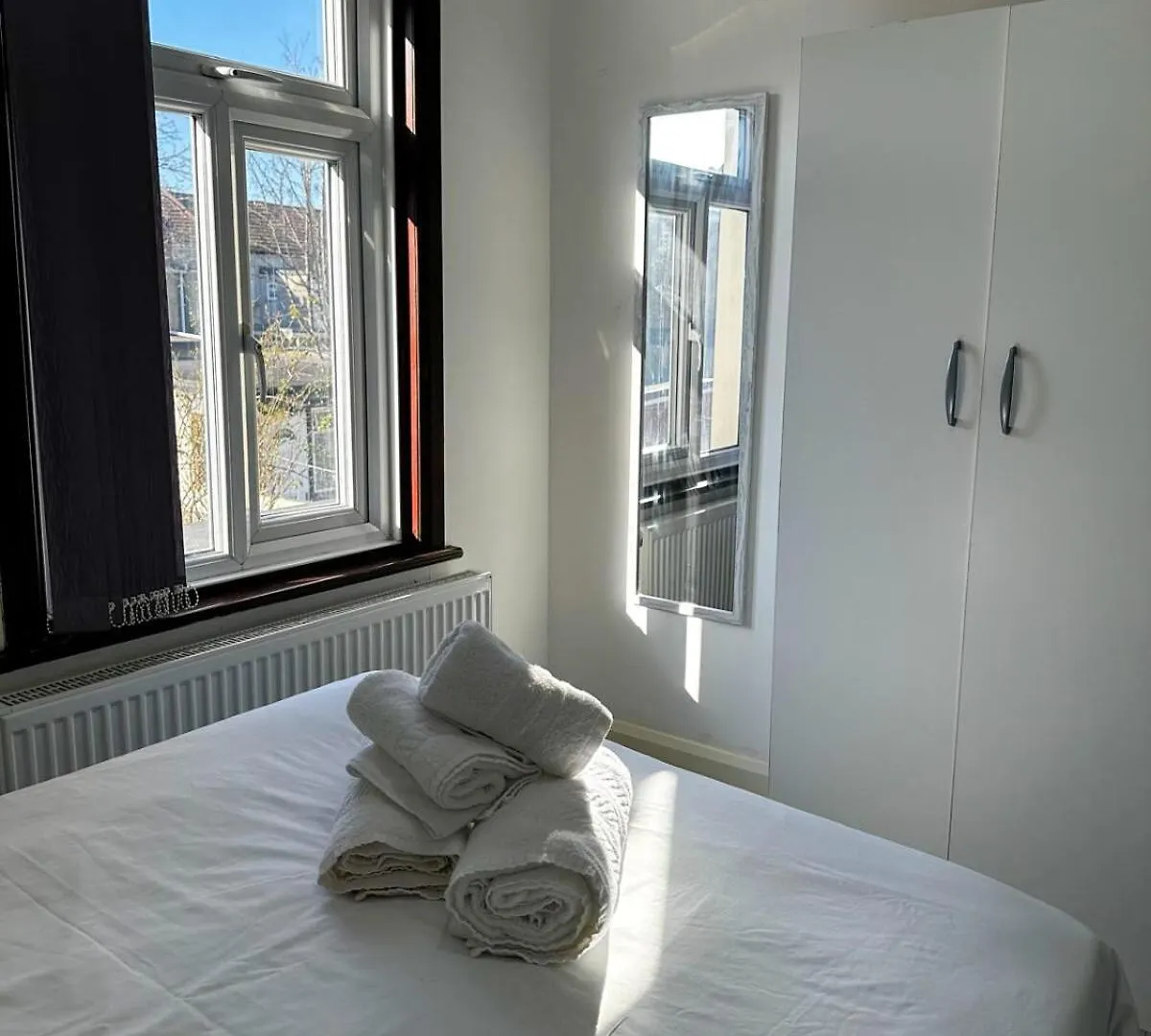 Stylish 3-Bedroom Apartment Southall