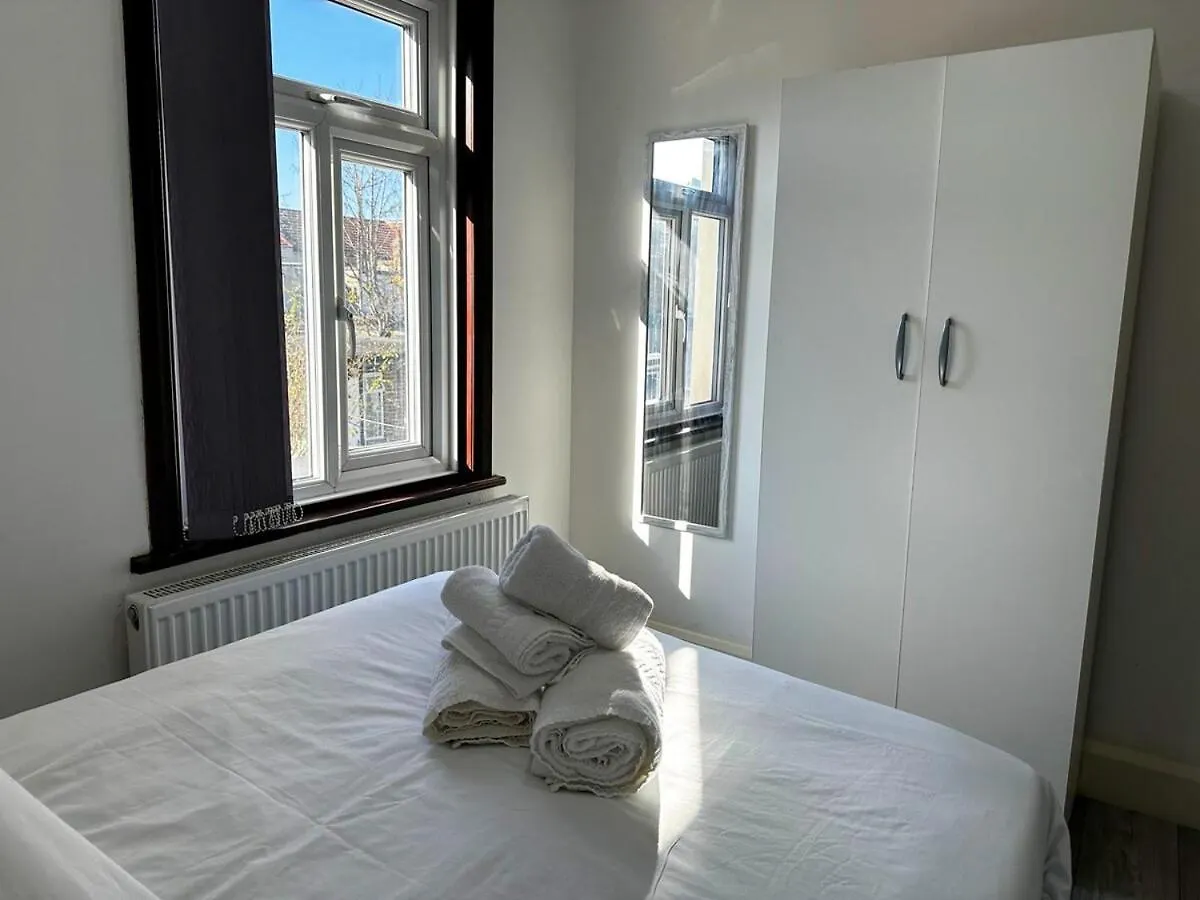 Stylish 3-Bedroom Apartment Southall