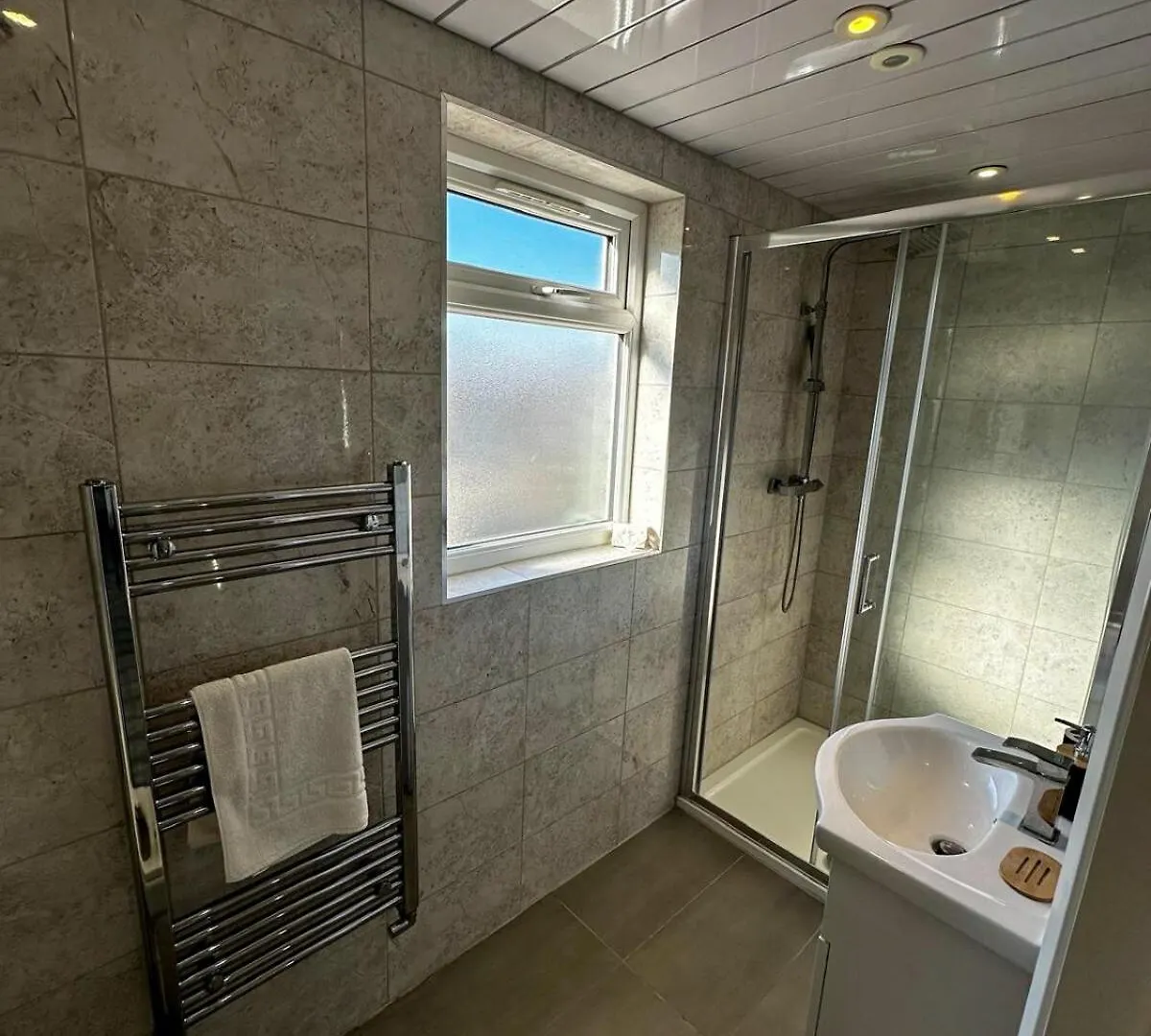 Stylish 3-Bedroom Apartment Southall 0*,  United Kingdom